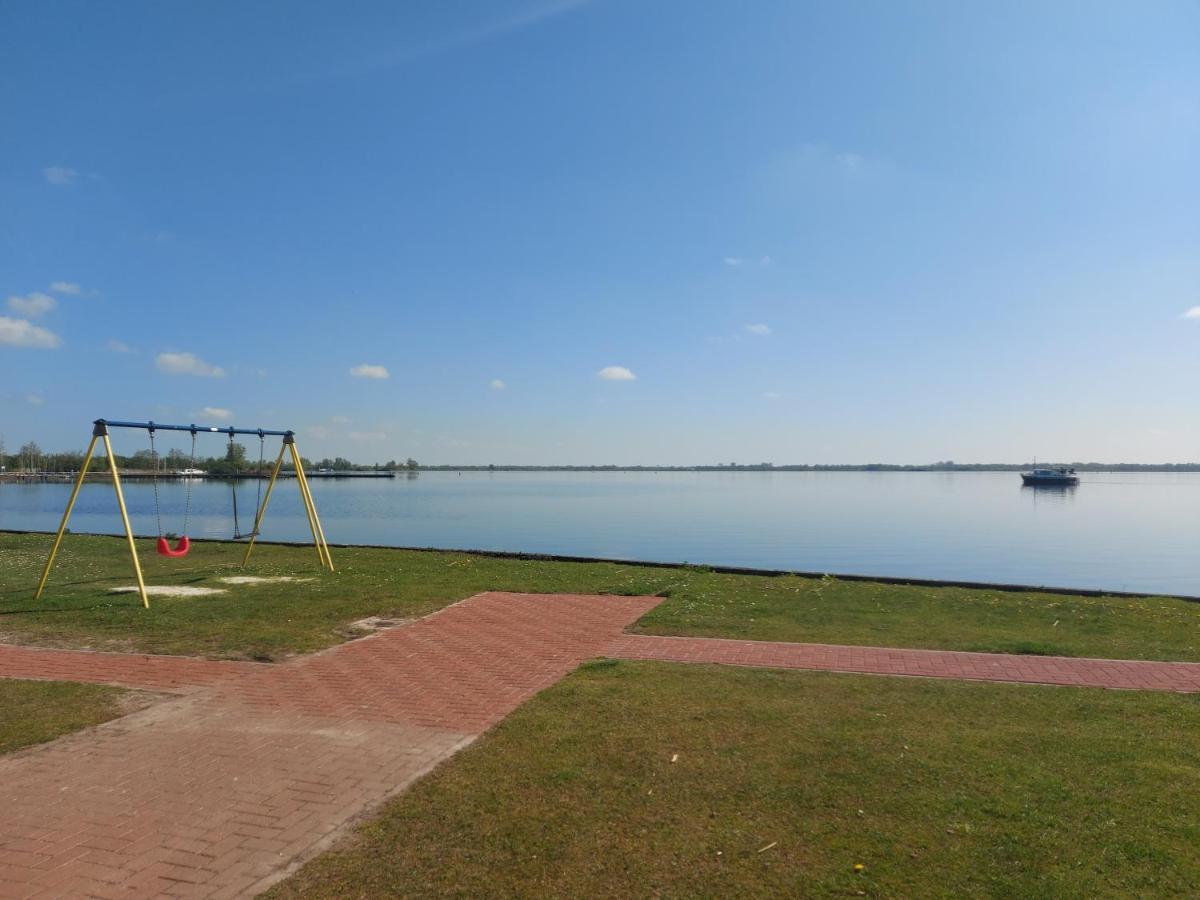 Us Twadde Plakje Op Vakantiepark Bergumermeer Suameer Exterior foto